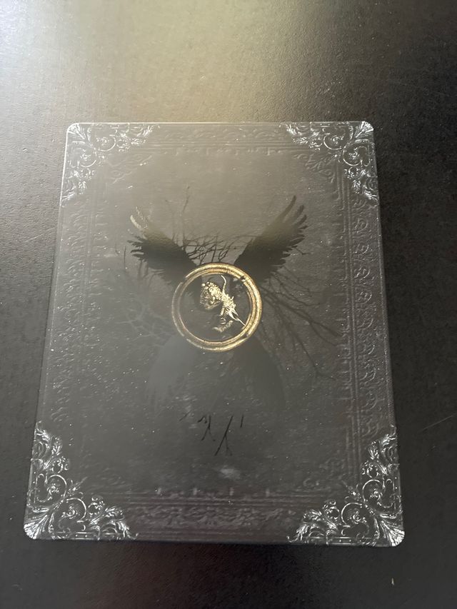 Steelbook di Resident Evil Village con design ispirato a un antico libro