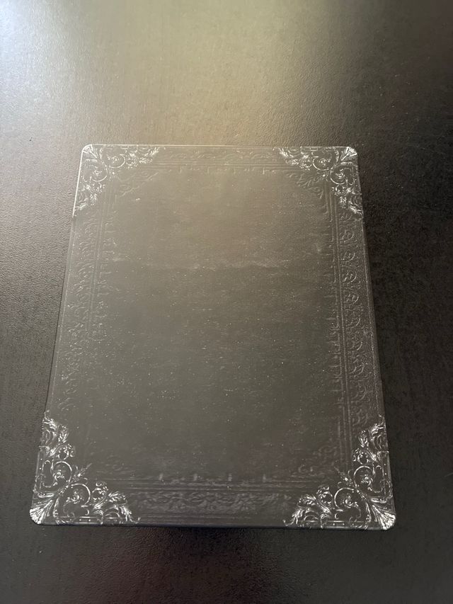 Steelbook di Resident Evil Village con design ispirato a un antico libro