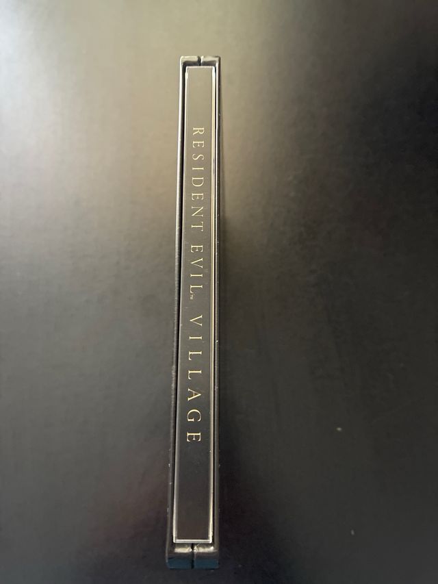 Steelbook di Resident Evil Village con design ispirato a un antico libro