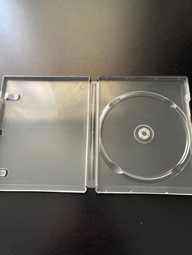 Steelbook di Resident Evil Village con design ispirato a un antico libro