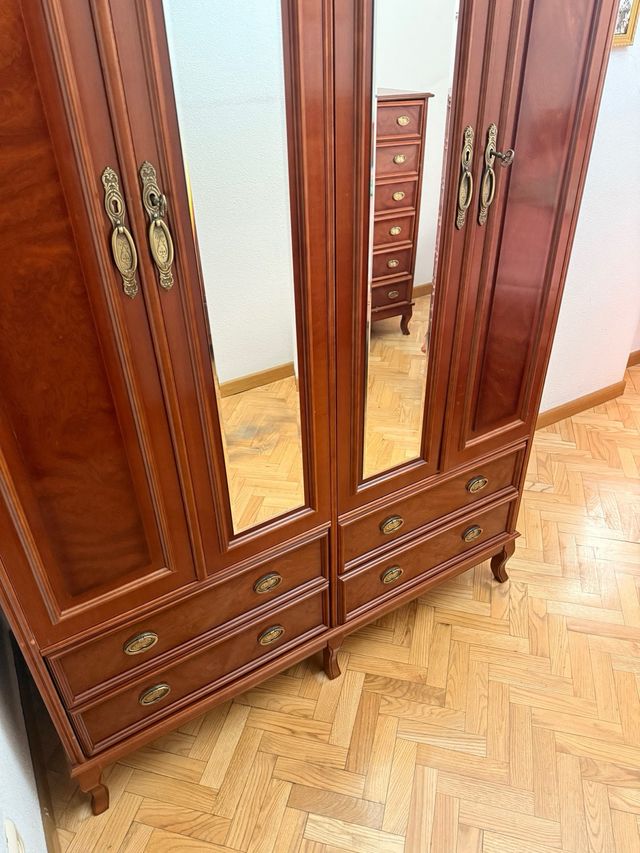 Armario de madera con cajonera y espejo