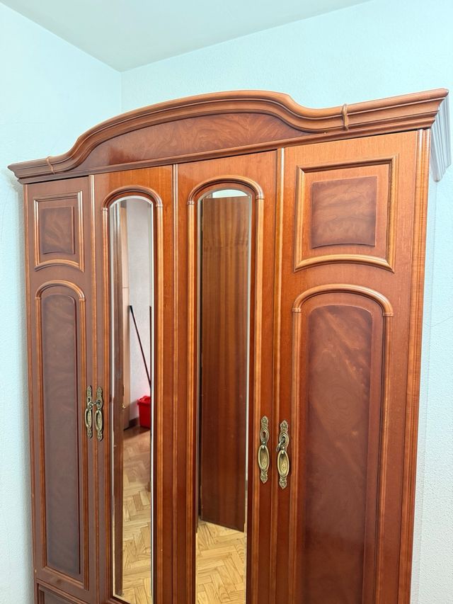 Armario de madera con cajonera y espejo