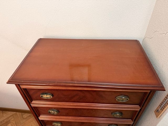 Armario de madera con cajonera y espejo