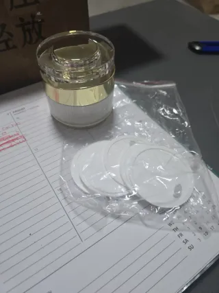 Dispensador crema dorado y blanco