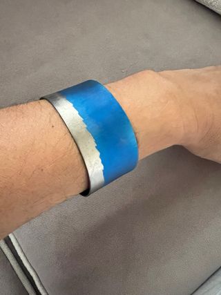 Pulsera Titanio, color Plata y Azul. Joya artesana