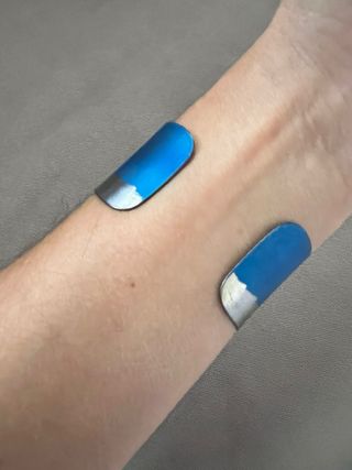 Pulsera Titanio, color Plata y Azul. Joya artesana