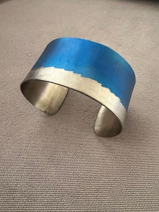 Pulsera Titanio, color Plata y Azul. Joya artesana
