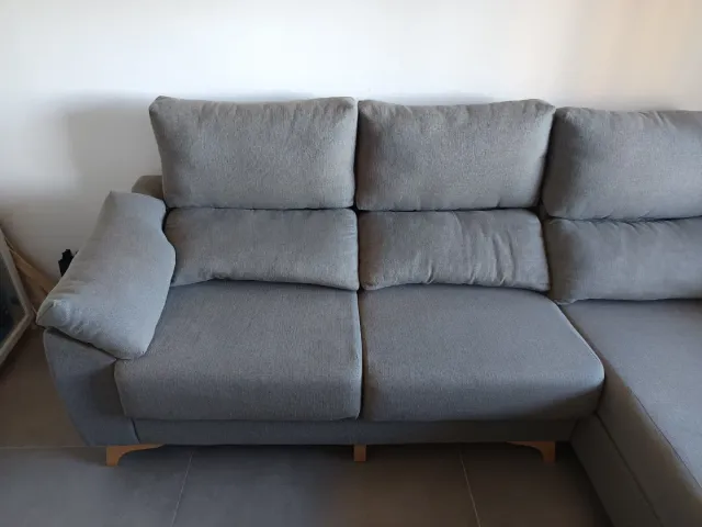 Sofá con chaise longue gris tela