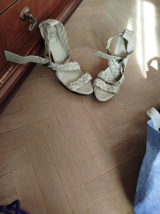 Zara Sandalias Tacón Beige muy elegantes
