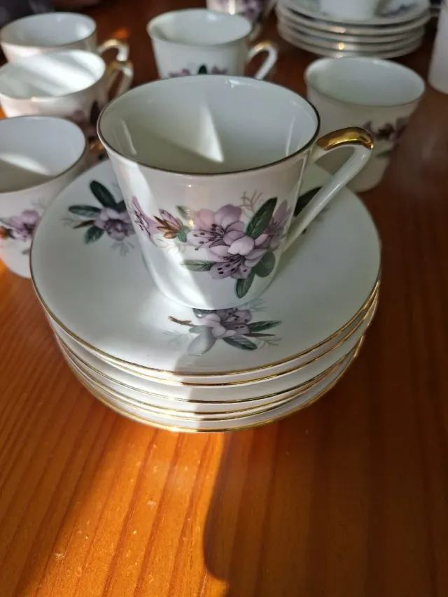 Juego de café de porcelana con detalles dorados