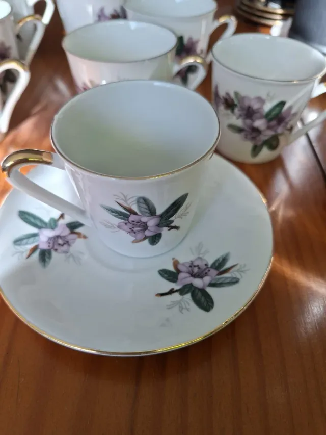 Juego de café de porcelana con detalles dorados