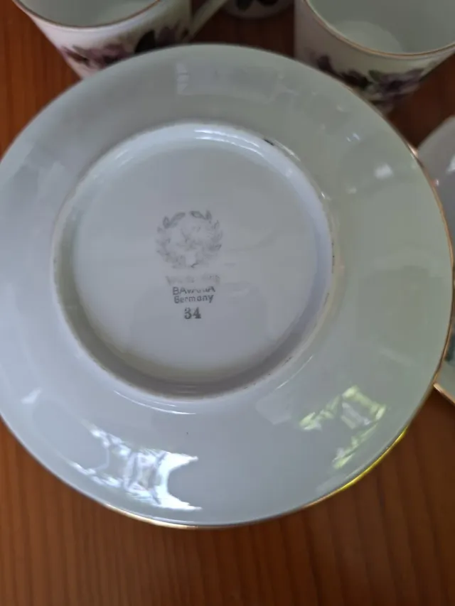 Juego de café de porcelana con detalles dorados