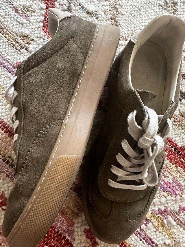 Tenis casuales beige y verde oliva