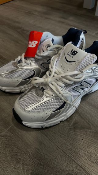 Zapatillas New Balance 530 Plata y Blanco