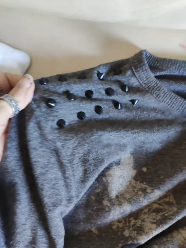 Sudadera gris con estampado de murciélagos