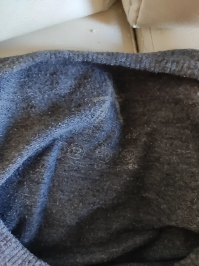 Sudadera gris con estampado de murciélagos