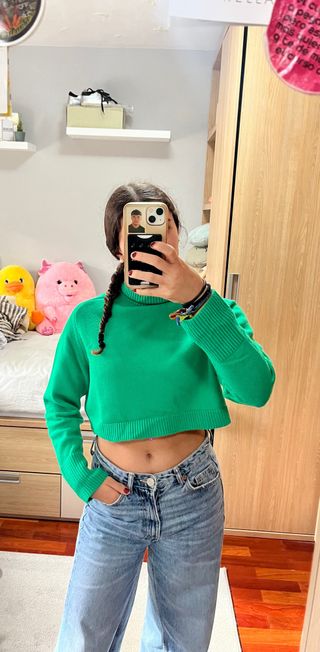 Jersey de cuello alto verde, marca Zara, talla S.