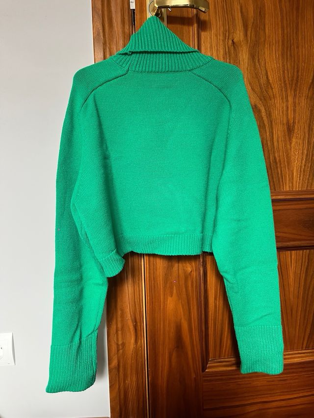 Jersey de cuello alto verde, marca Zara, talla S.