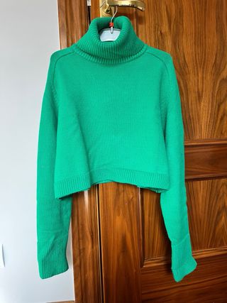 Jersey de cuello alto verde, marca Zara, talla S.