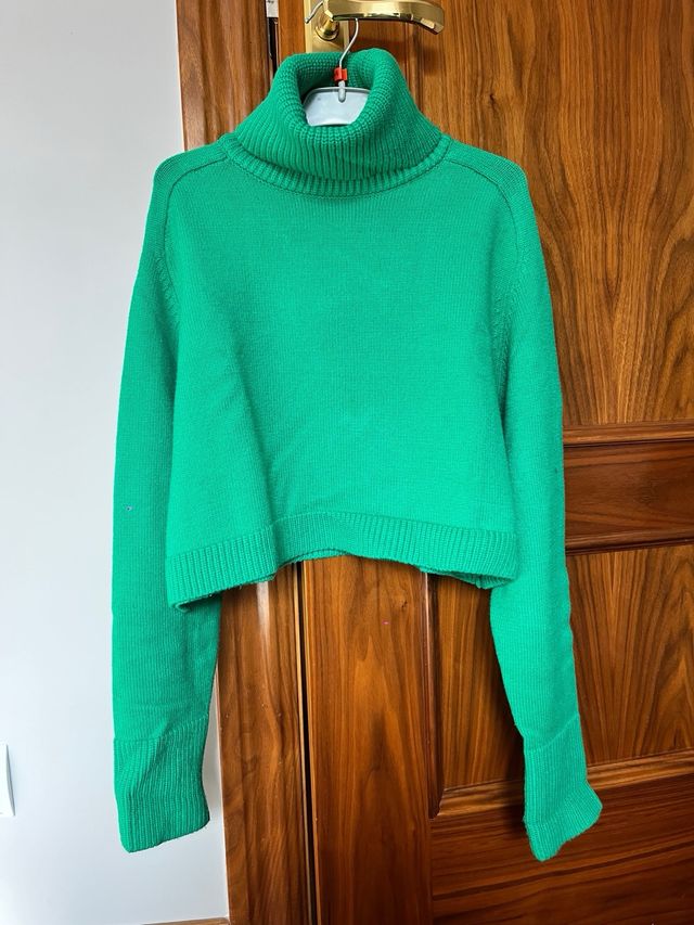 Jersey de cuello alto verde, marca Zara, talla S.