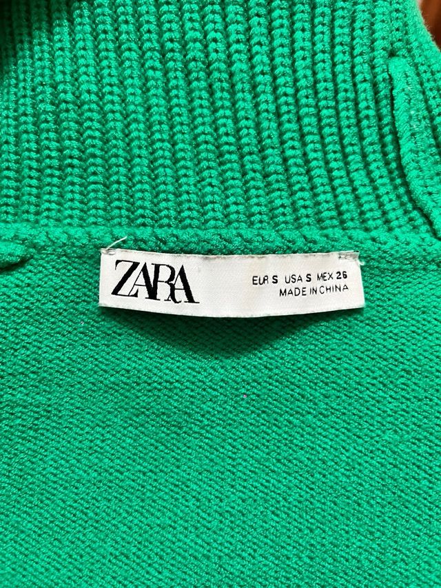 Jersey de cuello alto verde, marca Zara, talla S.