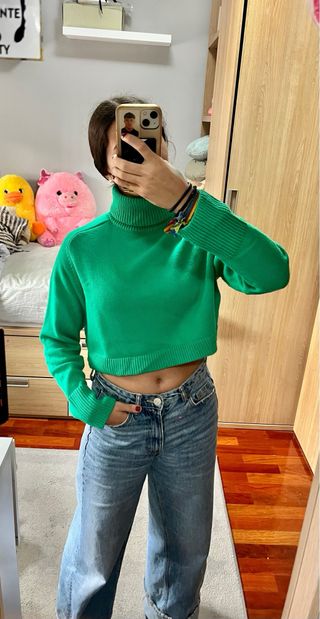 Jersey de cuello alto verde, marca Zara, talla S.