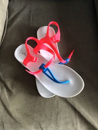 Chanclas blancas con tiras rosas y azules