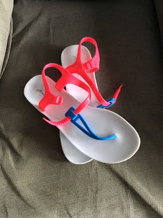 Chanclas blancas con tiras rosas y azules