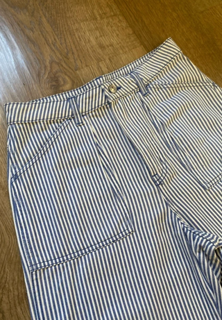 Pantalones de rayas azules y blancas