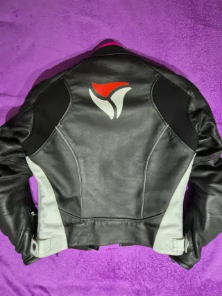Chaqueta de piel para moto mujer
