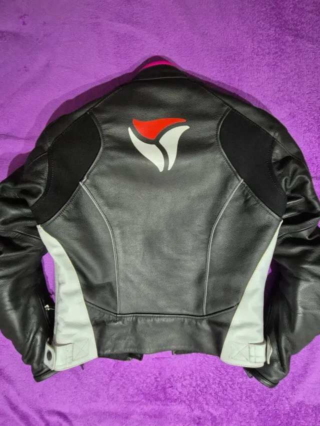 Chaqueta de piel para moto mujer