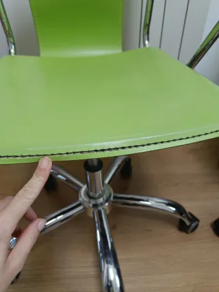 Silla de escritorio verde y plateada