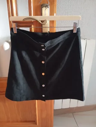 Falda ante negra botones
