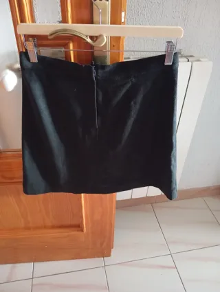 Falda ante negra botones