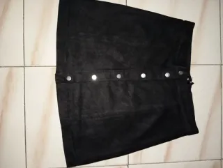 Falda ante negra botones