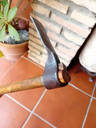 Azuela antigua de madera y metal