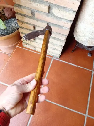 Azuela antigua de madera y metal