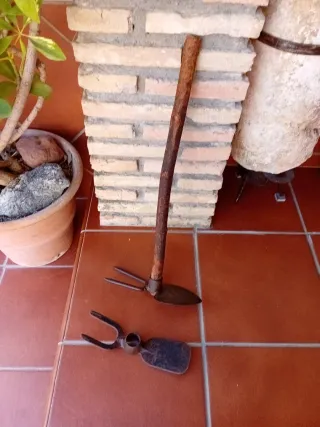Azuela antigua de madera y metal
