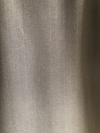 Traje de chaqueta negro con líneas verticales