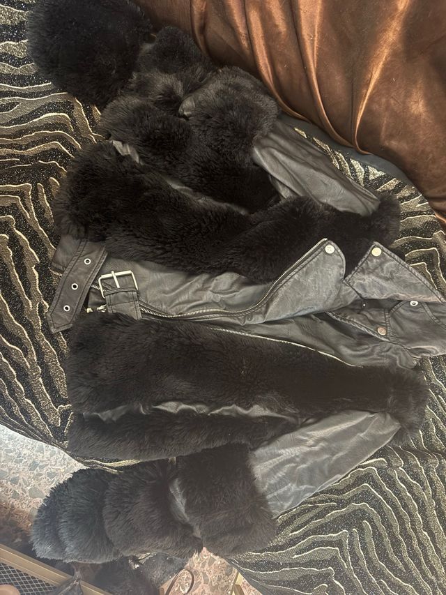 Abrigo Pelo y Polipiel con Cinturón Negro