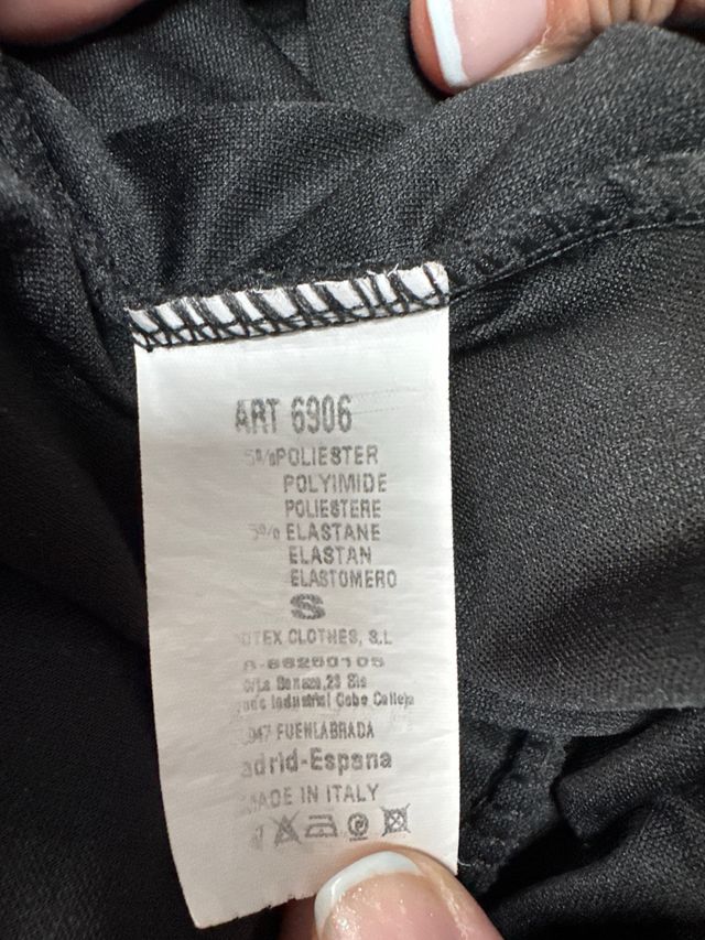 Pantalón negro acampanado