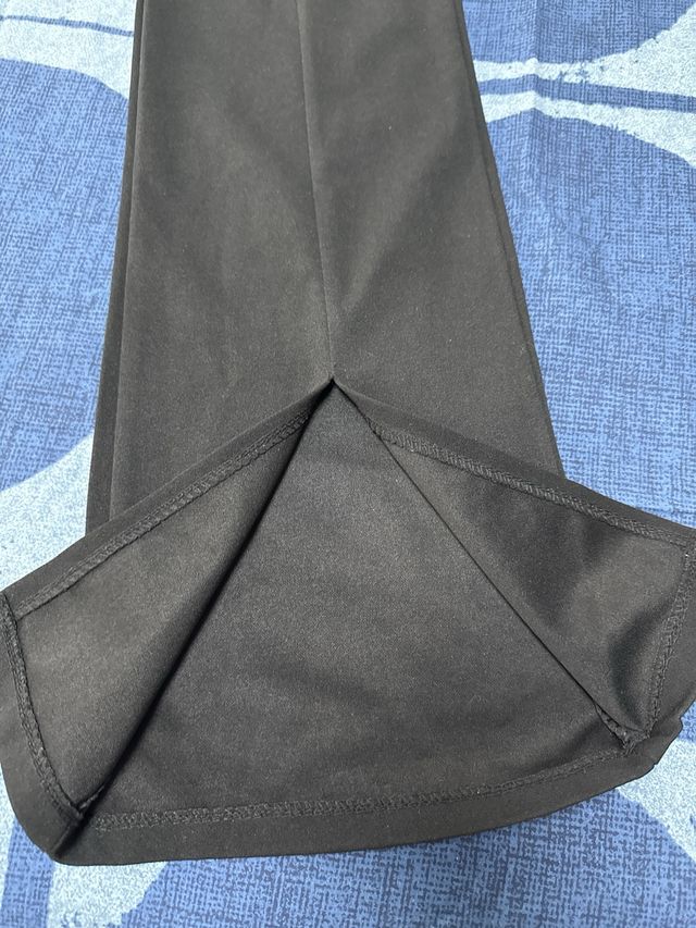 Pantalón negro acampanado