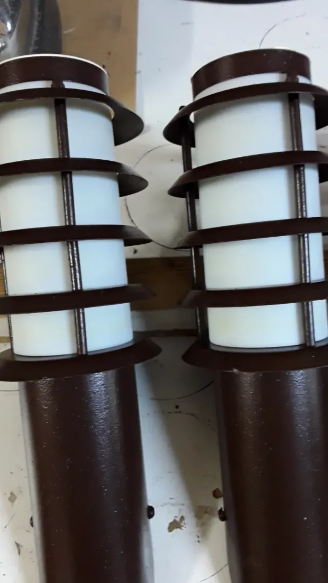 Antorchas de jardín marrones y blancas