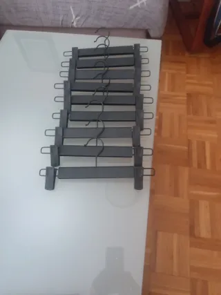 Perchas para pantalones negras