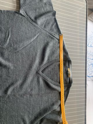 Jersey Pulligan cuello pico gris