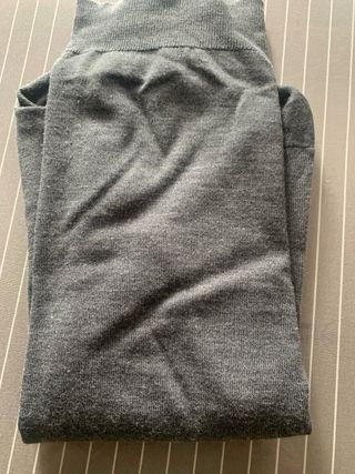 Jersey Pulligan cuello pico gris