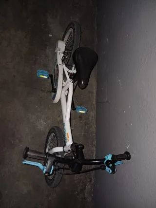 Bicicleta infantil blanca