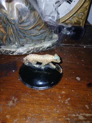 Antigua joya leopardo con pedrería