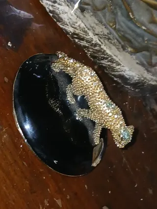 Antigua joya leopardo con pedrería