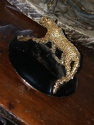 Antigua joya leopardo con pedrería